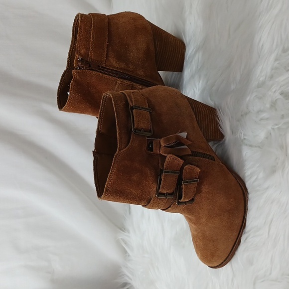 Gianni Bini, Sz 8M Tan Suede leather uppers, Belted, 3 " heels, Ankle Boots - Picture 3 of 10